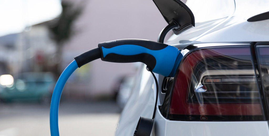 MPG vs MPGe: Why fuel economy is better with EVs - bp pulse